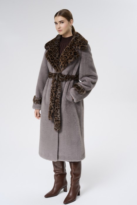 шуба из искусственного меха с поясом от бренда снежная королева вид слева