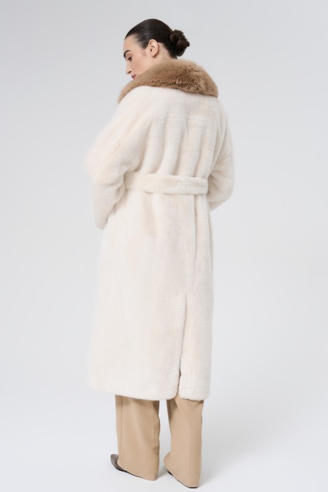 шуба из искусственного меха с поясом по цене 9310 руб вид справа