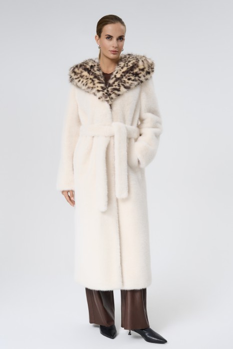 шуба из искусственного меха с поясом от бренда снежная королева вид слева