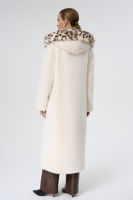 шуба из искусственного меха с поясом по цене 18620 руб вид справа