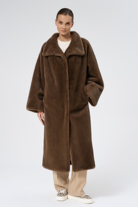 шуба из искусственного меха с поясом от бренда снежная королева вид слева