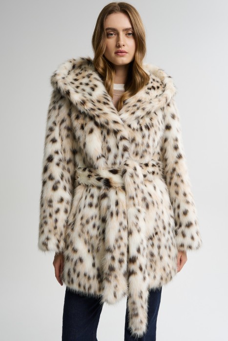 шуба из искусственного меха с поясом от бренда снежная королева вид слева