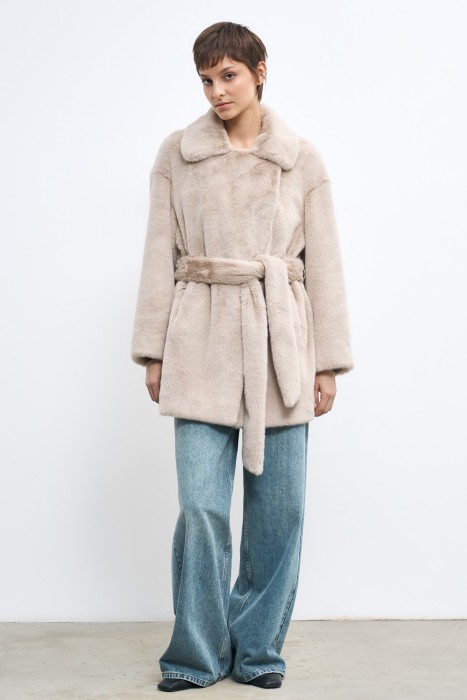 шуба из искусственного меха от бренда снежная королева вид слева