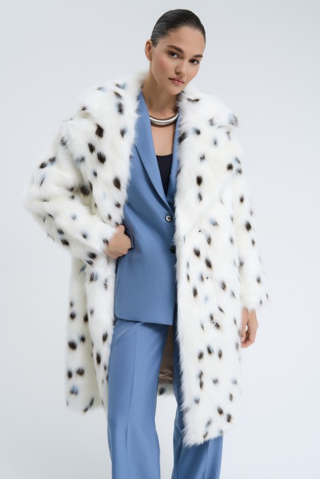 шуба из искусственного меха от бренда снежная королева вид слева