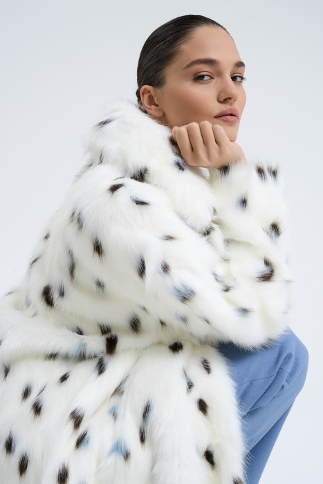 шуба из искусственного меха по цене 10600 руб вид справа