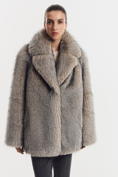 шуба из искусственного меха от бренда снежная королева вид слева