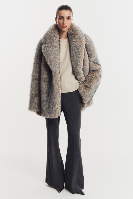 шуба из искусственного меха по цене 23240 руб вид справа