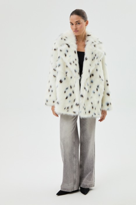 шуба из искусственного меха от бренда снежная королева вид слева