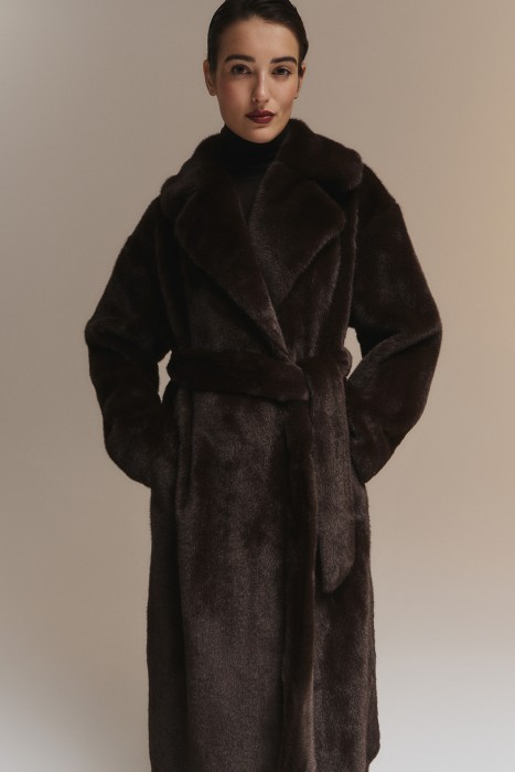 шуба из искусственного меха от бренда снежная королева вид слева