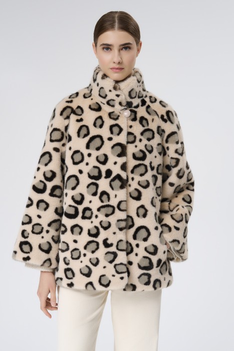 шуба из искусственного меха от бренда снежная королева вид слева