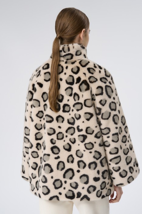 шуба из искусственного меха по цене 12230 руб вид справа