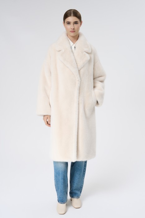 шуба из искусственного меха от бренда снежная королева вид слева