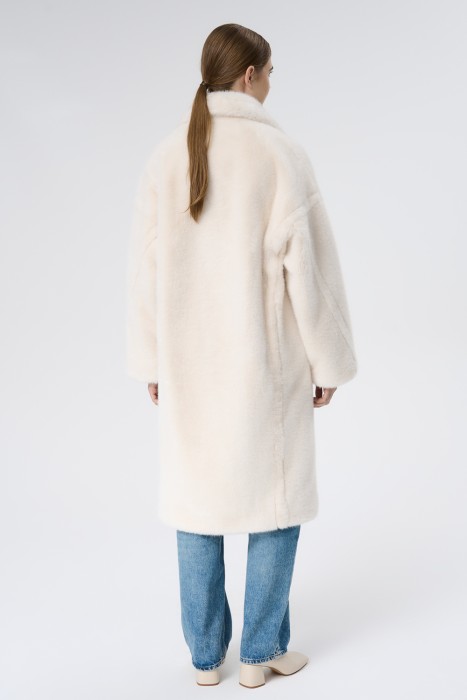 шуба из искусственного меха по цене 13560 руб вид справа