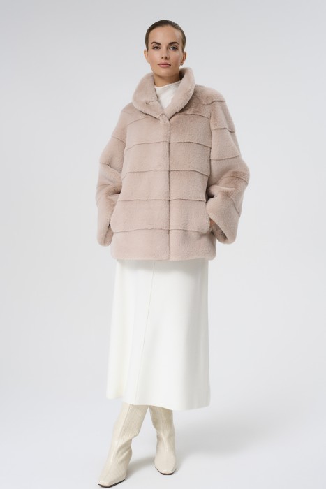 шуба из искусственного меха от бренда снежная королева вид слева