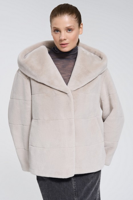 шуба из искусственного меха от бренда снежная королева вид слева