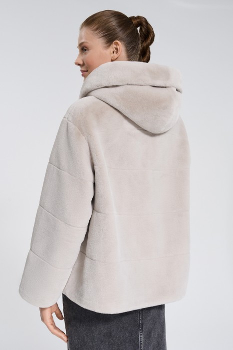 шуба из искусственного меха по цене 13040 руб вид справа