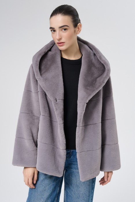 шуба из искусственного меха от бренда снежная королева вид слева