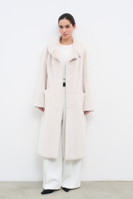 шуба из искусственного меха от бренда снежная королева вид слева