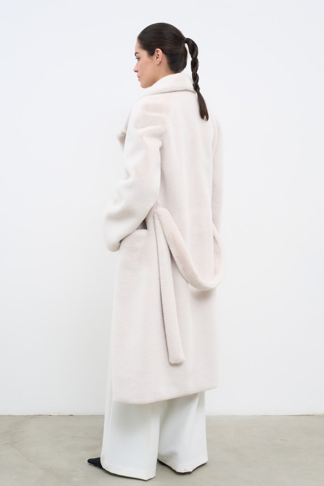 шуба из искусственного меха по цене 21200 руб вид справа