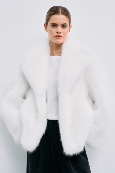 шуба из искусственного меха от бренда снежная королева вид слева