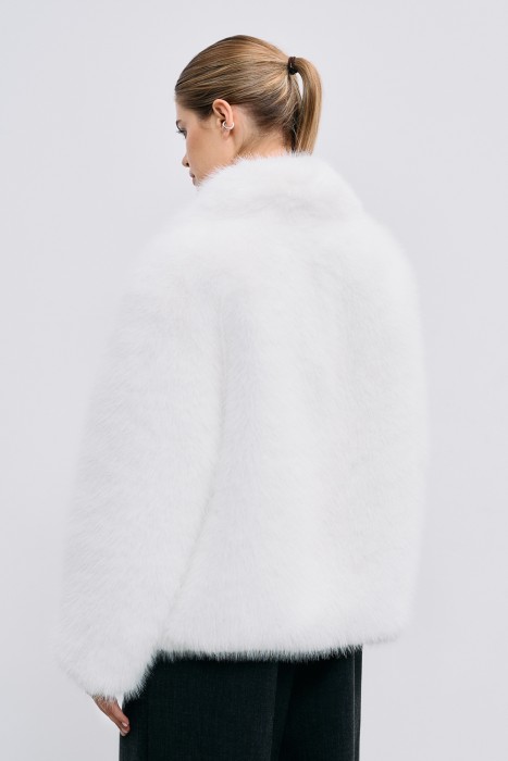 шуба из искусственного меха по цене 15490 руб вид справа