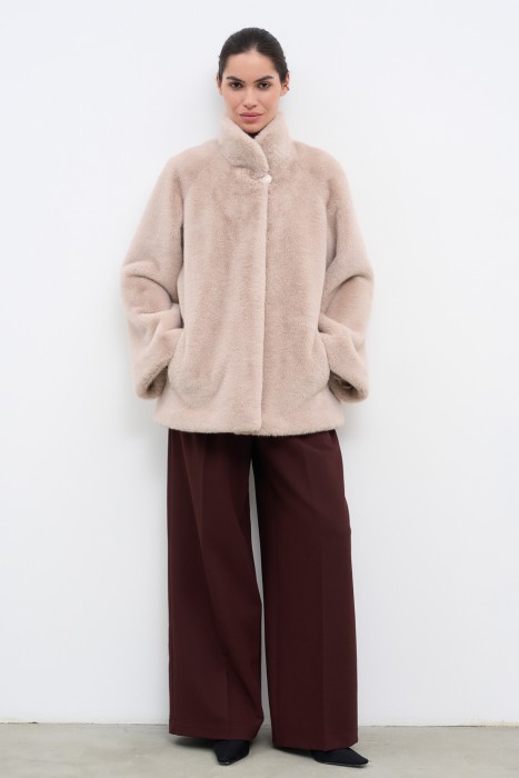 шуба из искусственного меха от бренда снежная королева вид слева