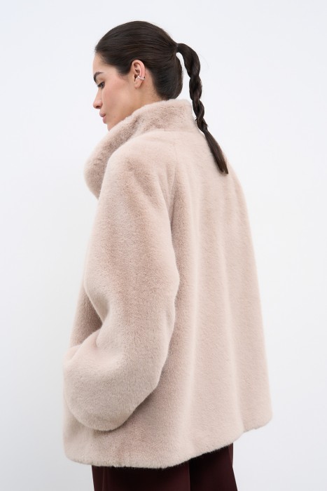 шуба из искусственного меха по цене 17940 руб вид справа