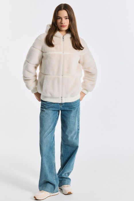 шуба из искусственного меха от бренда снежная королева вид слева