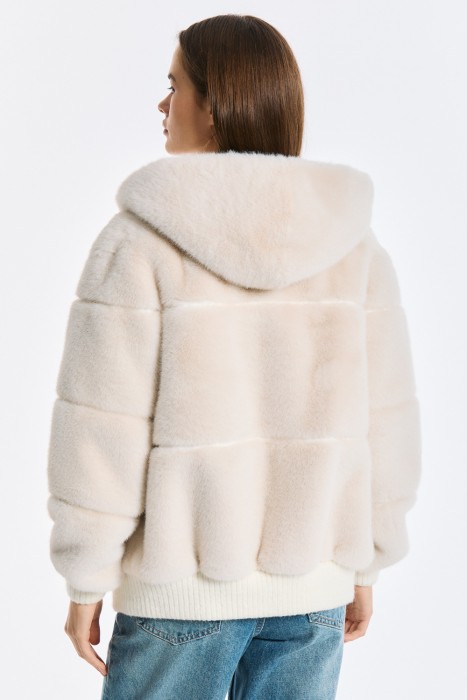 шуба из искусственного меха по цене 21610 руб вид справа