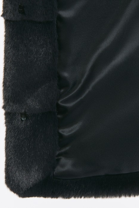 шуба из искусственного меха по цене 22430 руб вид справа