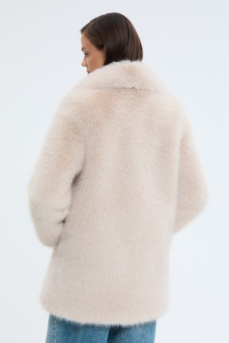 шуба из искусственного меха от бренда снежная королева вид слева