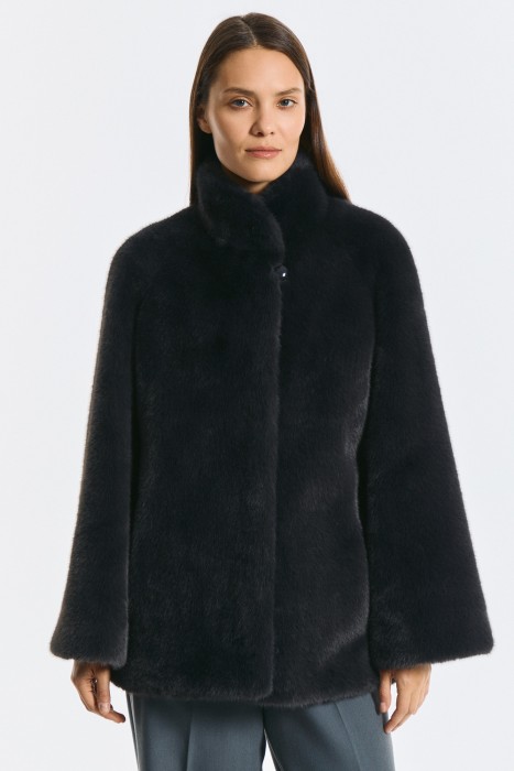 шуба из искусственного меха от бренда снежная королева вид слева