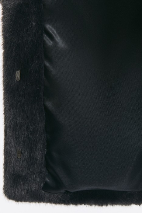 шуба из искусственного меха по цене 21610 руб вид справа