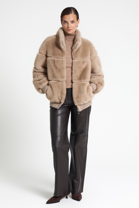 шуба из искусственного меха от бренда снежная королева вид слева