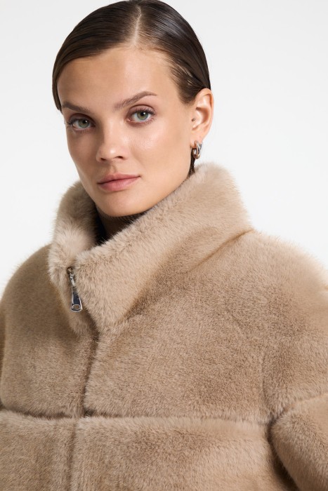 шуба из искусственного меха по цене 16310 руб вид справа