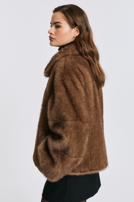 шуба из искусственного меха от бренда снежная королева вид слева