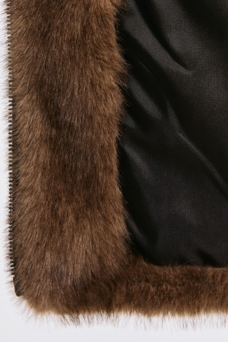 шуба из искусственного меха по цене 21610 руб вид справа