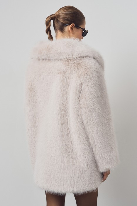 шуба из искусственного меха по цене 20800 руб вид справа