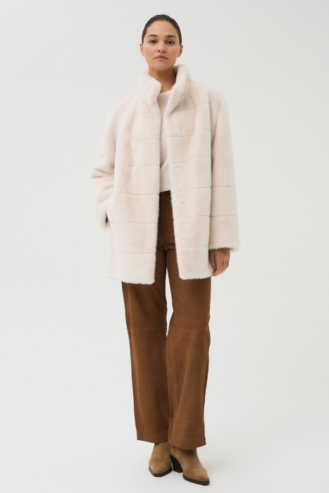 шуба из искусственного меха от бренда снежная королева вид слева