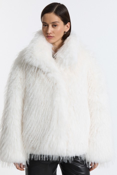 шуба из искусственного меха от бренда снежная королева вид слева