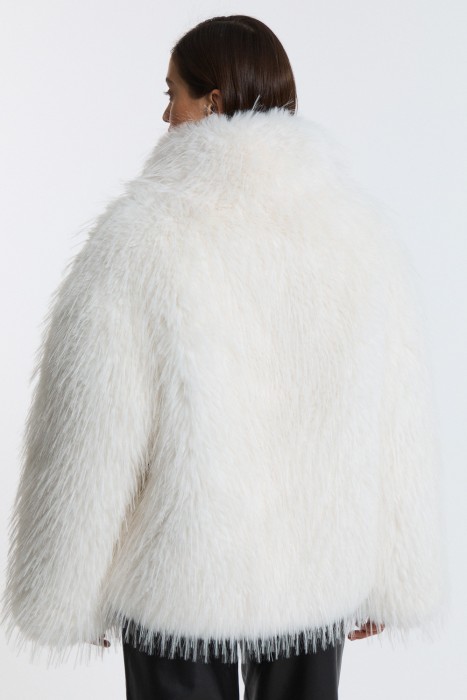 шуба из искусственного меха по цене 18760 руб вид справа