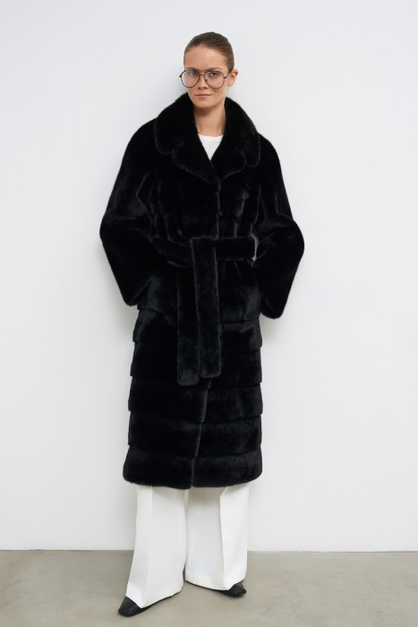 шуба из искусственного меха от бренда снежная королева вид слева