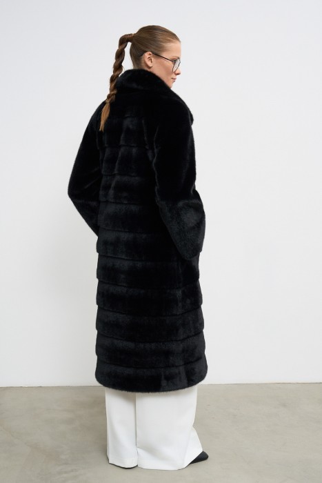 шуба из искусственного меха по цене 25690 руб вид справа