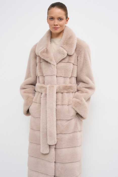 шуба из искусственного меха от бренда снежная королева вид слева