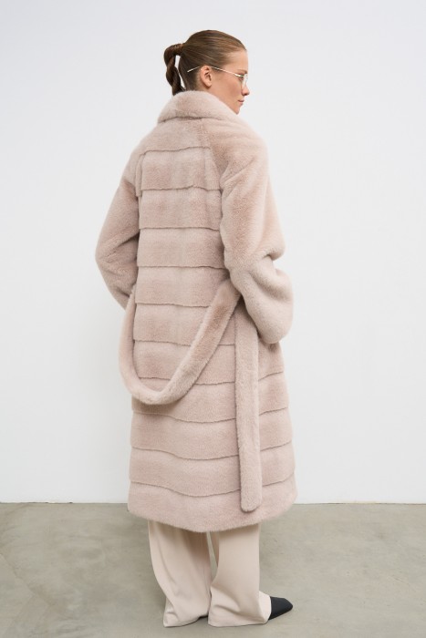 шуба из искусственного меха по цене 22020 руб вид справа