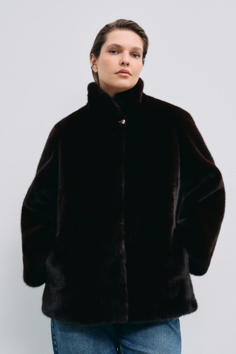 шуба из искусственного меха от бренда снежная королева вид слева