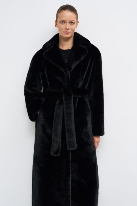 шуба из искусственного меха от бренда снежная королева вид слева