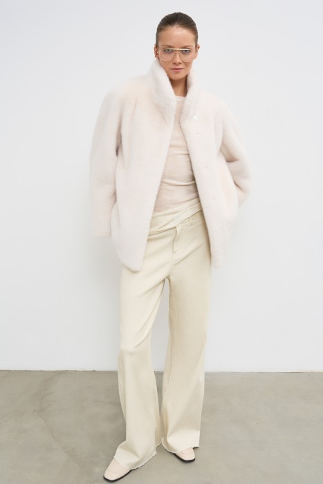 шуба из искусственного меха от бренда снежная королева вид слева