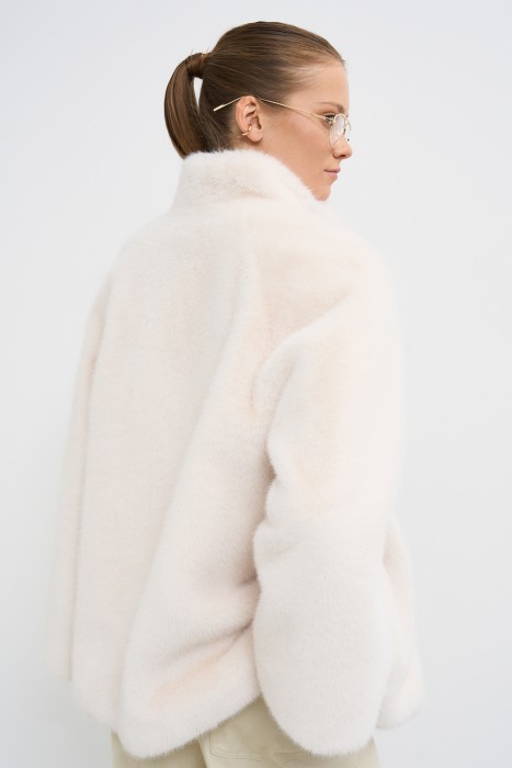 шуба из искусственного меха по цене 19570 руб вид справа