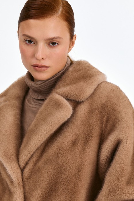 шуба из искусственного меха от бренда снежная королева вид слева